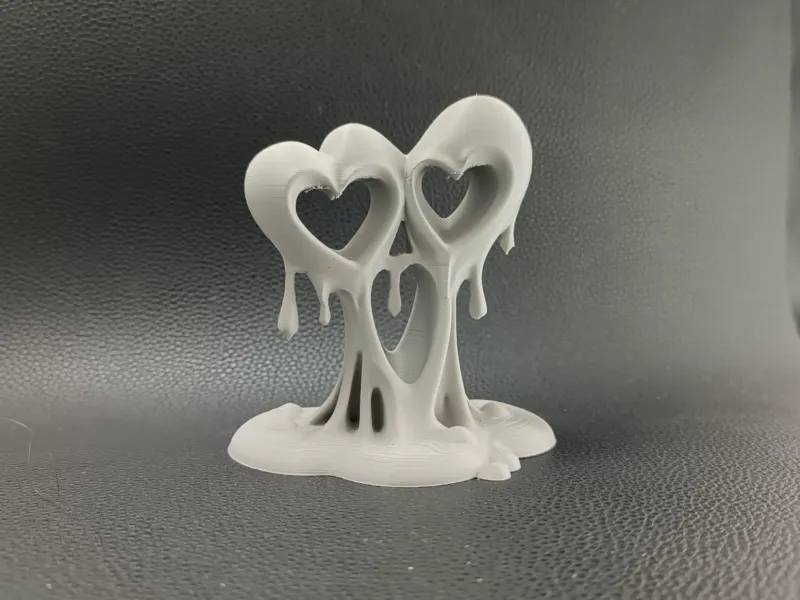 Cuori Gemelli di Devozione – Ornamento Scultoreo Romantico