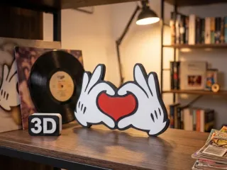 Cartel manos de mickey con forma de corazon