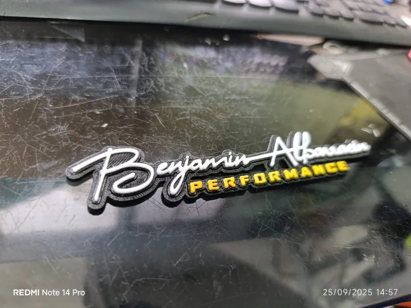 “Benjamin Albarracín Performance – Gepersonaliseerd 3D-embleem”