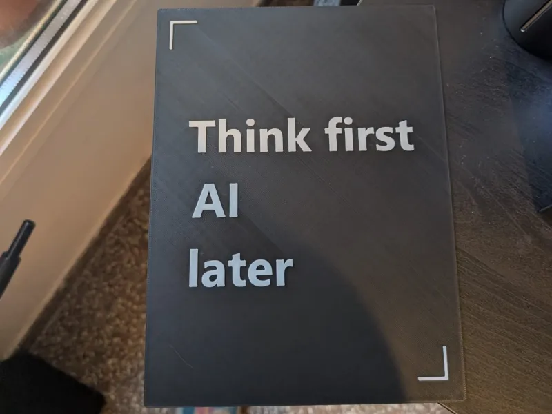 Cartel «Think first, AI later» bicolor – 192×256 mm