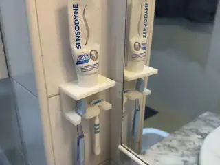 TOOTH BRUSH HOLDER WITH SHELF