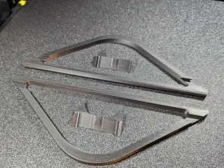 Laptop stand - vertical and auto-clamping