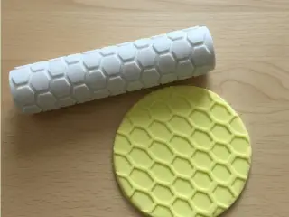 Honeycomb shape pattern roller