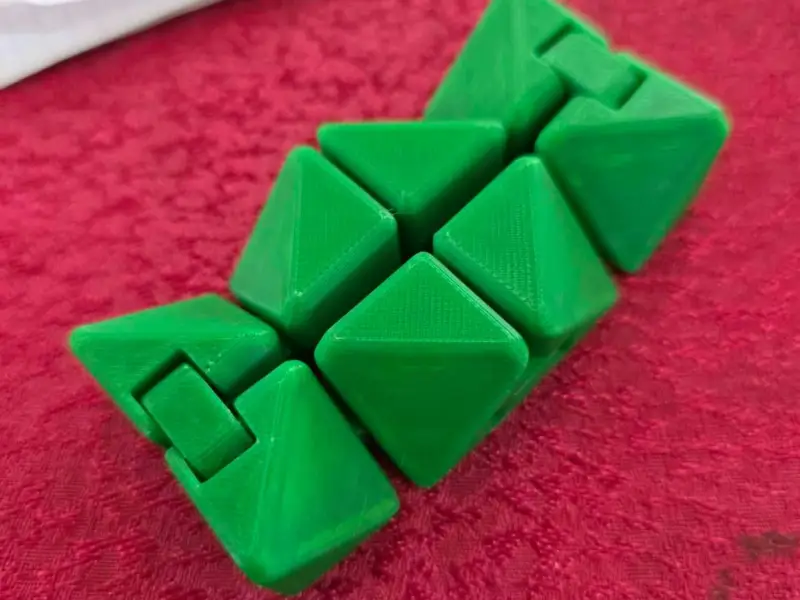 Cubetto fidget giocattolo triangolo infinito