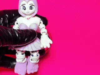 niña encapuchada