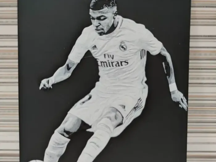 Hueforge Mbappé com a bola