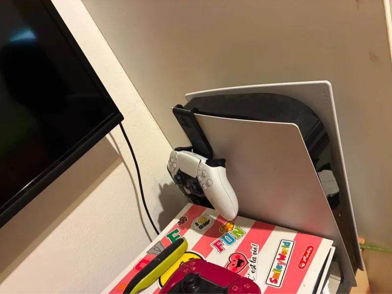 Side PS5 controller stand