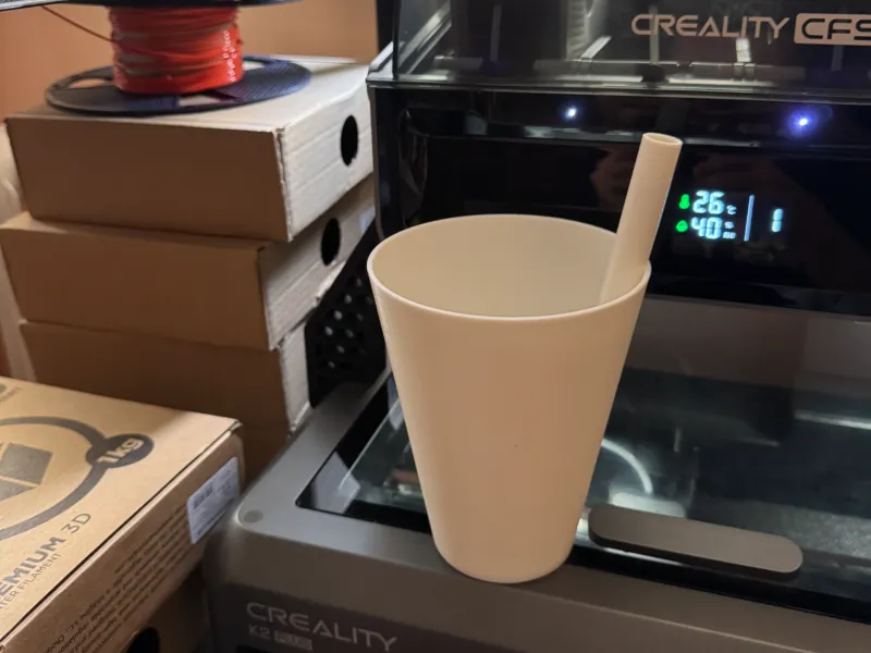 un bicchiere per bevande fredde con cannuccia