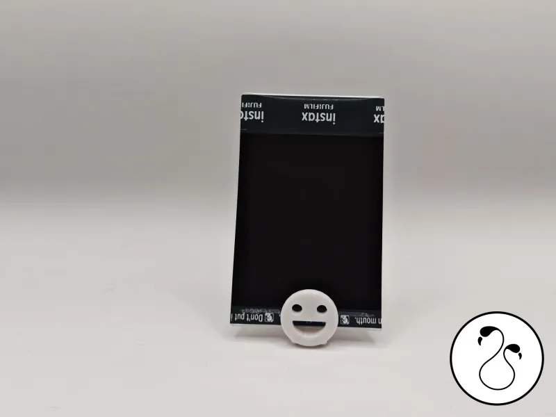 Sonrisa Minimalista – Soporte MagicRelief e Instax