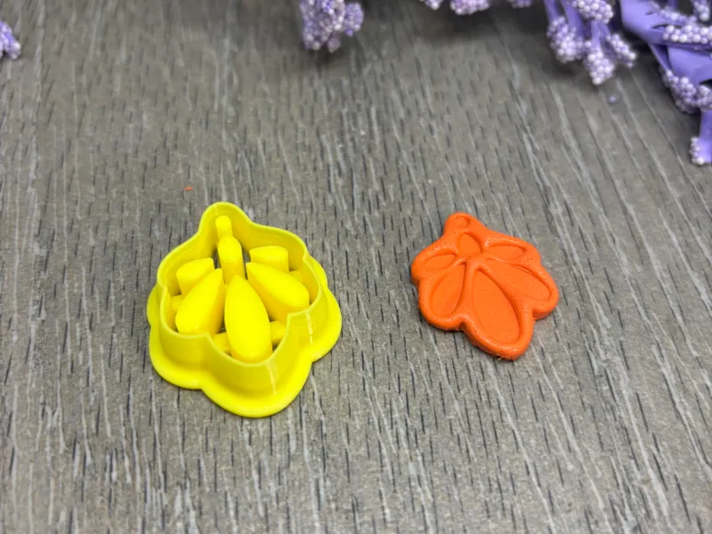 CORTADOR DE ARGILA POLIMÉRICA COM PÉTALAS FLORAIS EM RELEVO