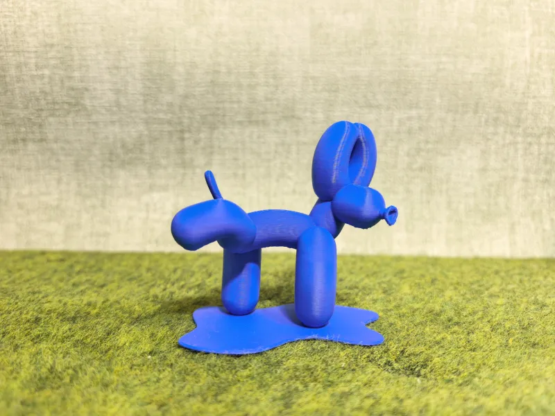 Cucciolo di palloncino che fa la pipì