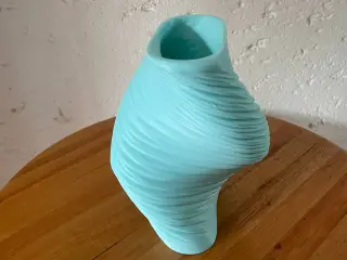 Neo-Toroid Twist Vase