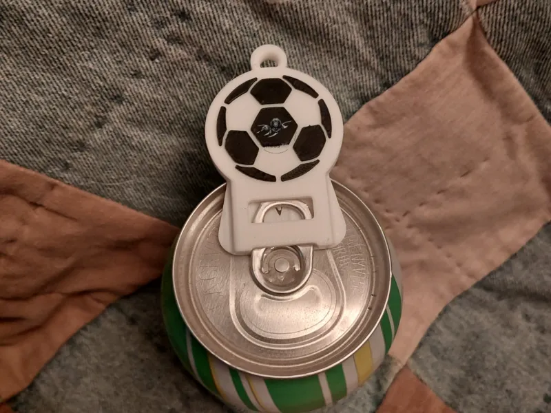Porte-clés ouvre-boîte de soda en forme de ballon de football