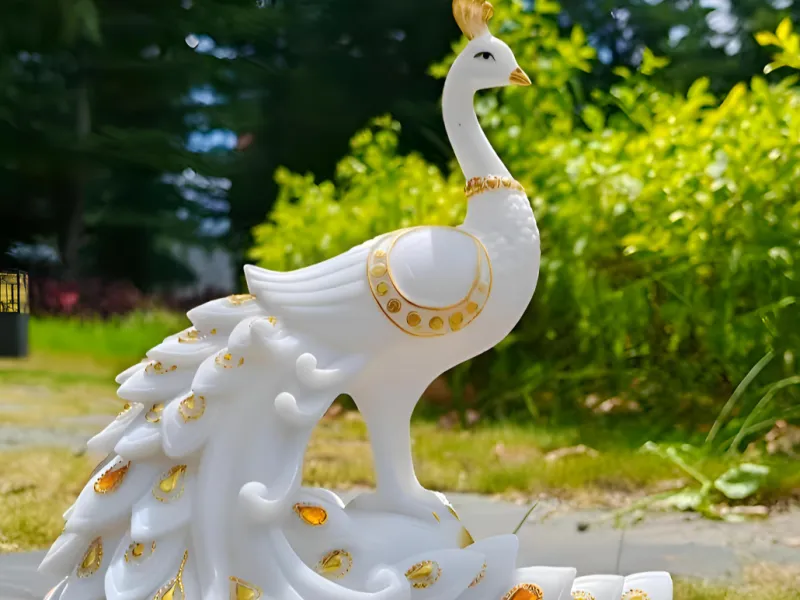 Pfau Statue