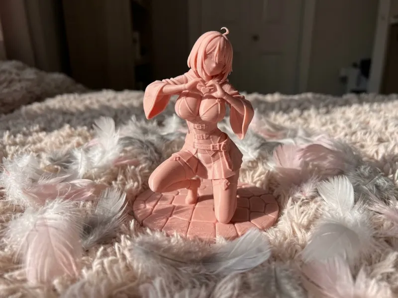 Figura de Menina Fofa com Dedos em Forma de Coração