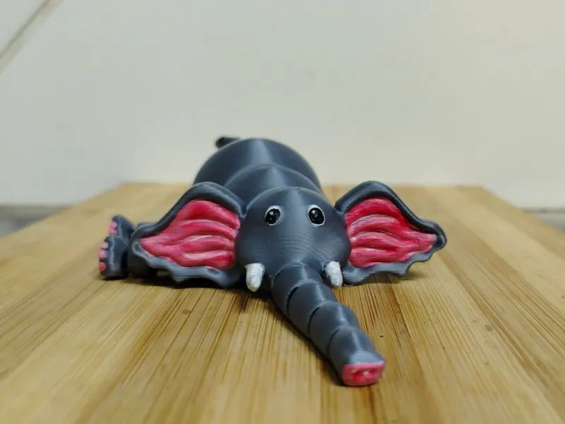 Ellie l'éléphante à la trompe qui gigote