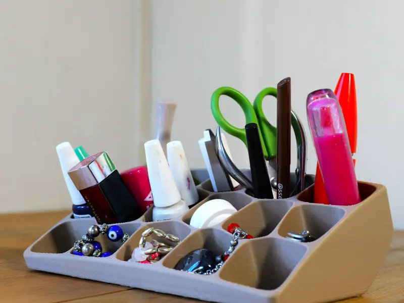 Rangement et organisateur au design organique, profil bas