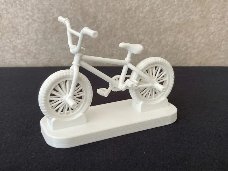 Freestyle BMX-fiets op stabiele displayvoet