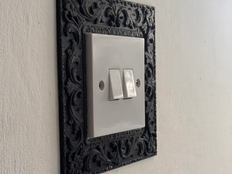 Ramă în stil victorian pentru întrerupător de lumină – adâncire de 87 mm + buză de retenție