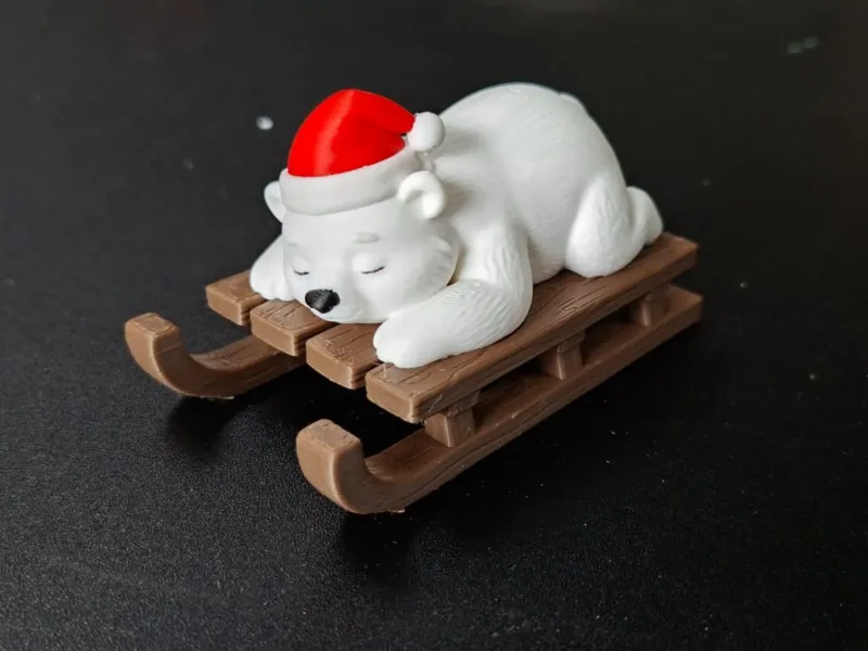 Kızakta Uyuyan Sevimli Noel Kutup Ayısı