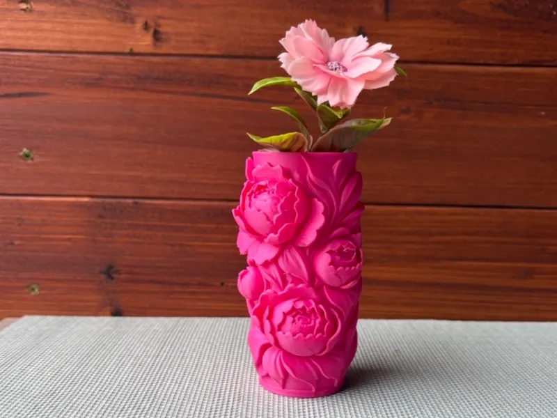 Jarrón/decoración elegante con relieve floral