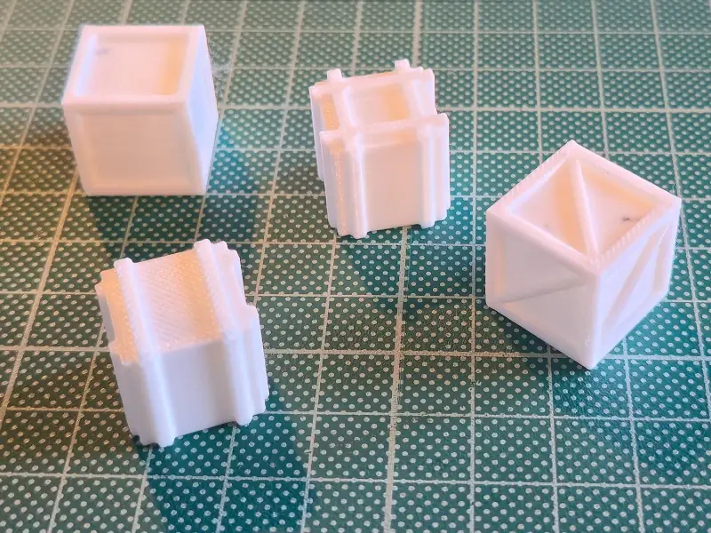 Quatre caisses pour décor dispersé dans les jeux sur table