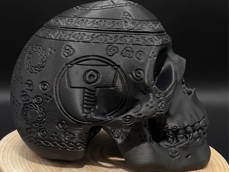 Bol din craniu sculptat cu rune vikinge, cu capac