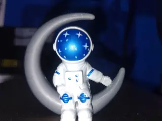 astronauta en la luna