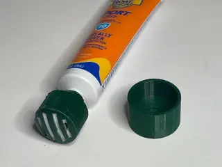 Sunscreen applicator