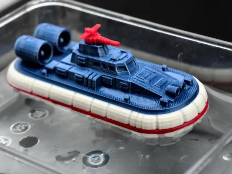 Giocattolo per il bagno: hovercraft armato che galleggia sull'acqua