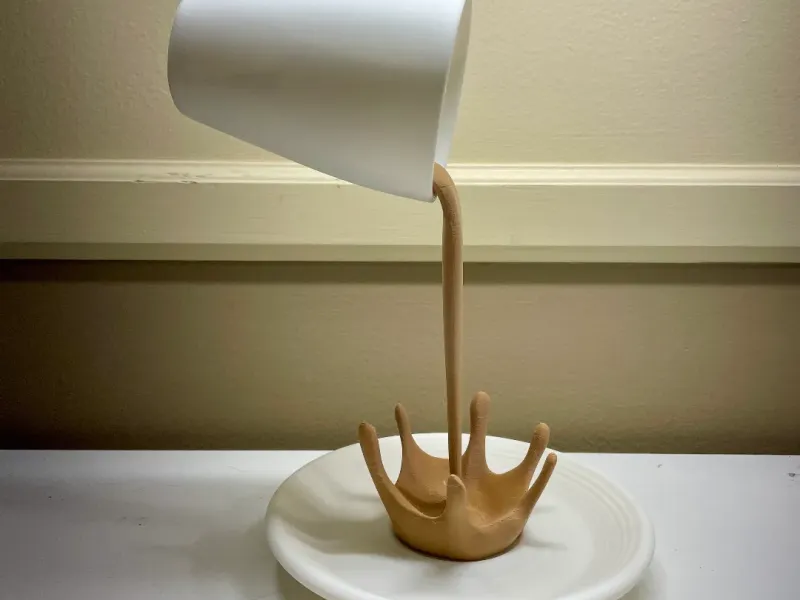 Schwebende Kaffeetassen-Skulptur