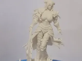 Albedo con armatura da guerriera