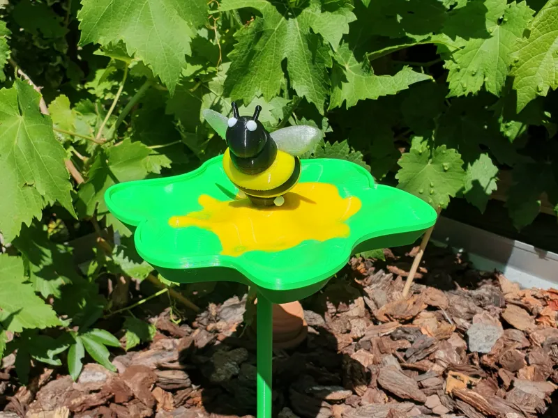 Bee Drinking Station – Garden Water Feeder