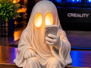 👻 Modul Fantomă Activat! 💡 | Fantomă Luminoasă pe Telefon – Hol