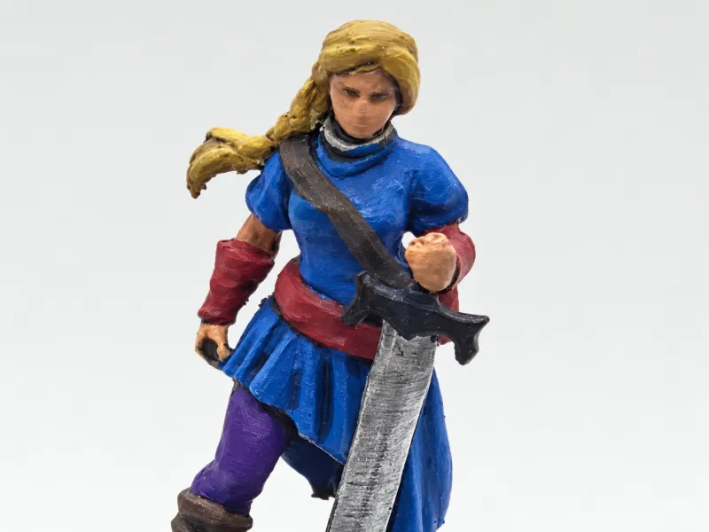 Aventurière à l'épée – Figurine sur socle de 32 mm