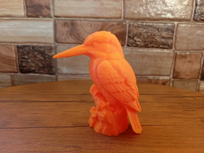🐦 3D Printed Realistic Kingfisher Bird Standing on a Wooden