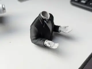 An elegant "PEN BUTTLER" that keeps your favorite pen safe