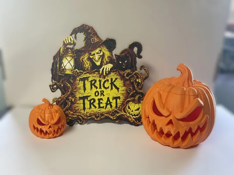 Gruseliger Halloween-Kürbis mit Deckel