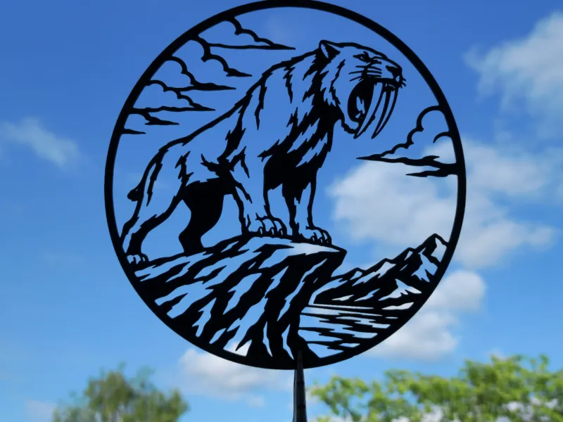Arte da parete 2D con scena montana e tigre dai denti a sciabola