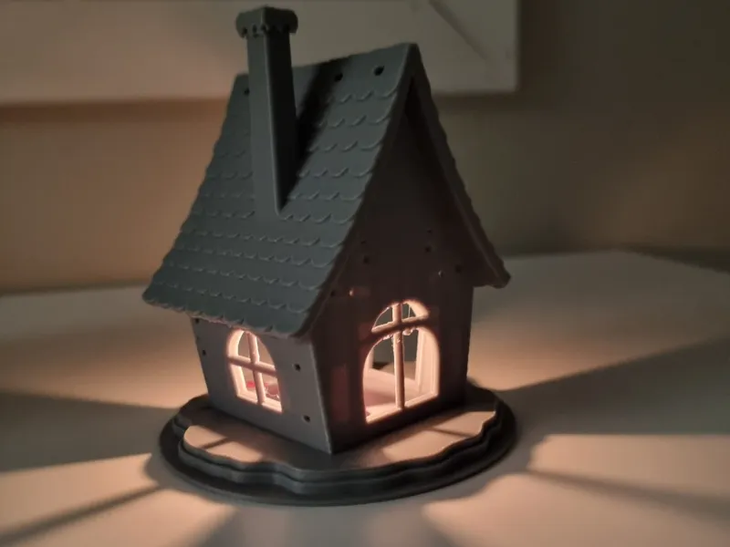 Casa Miniatura Aconchegante com Vela LED