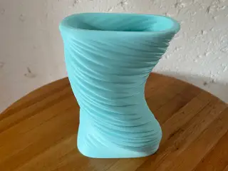 Neo-Toroid Twist Vase