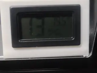 Stand for rectangular hygrometers/humidity meters