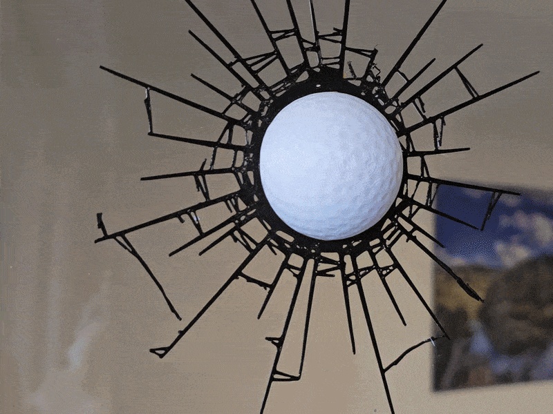 ¡Ups! Ventana rota: decoración de broma con pelota de golf