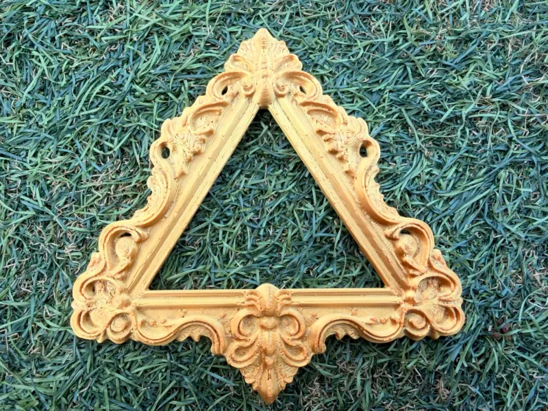 Bordure de cadre photo triangulaire ornée de style baroque rococo