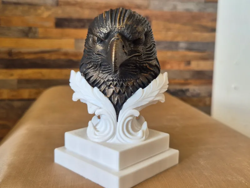 Sculpture buste aigle plume