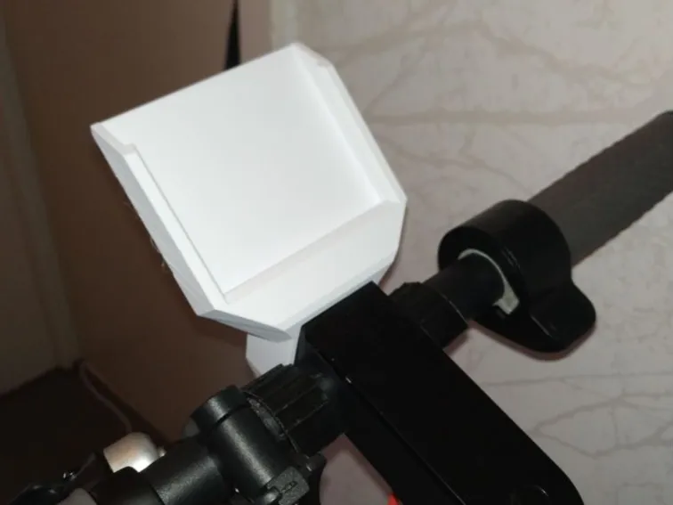 Electric scooter smartphone holder