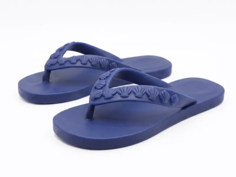Flip flops with marine decoration
