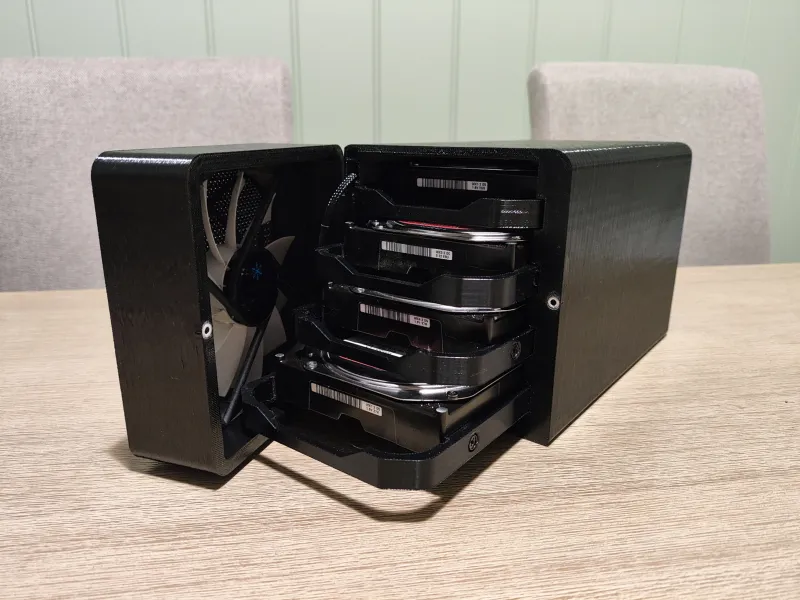 Hot-Swappable 3.5" 4 Bay HDD Enclosure