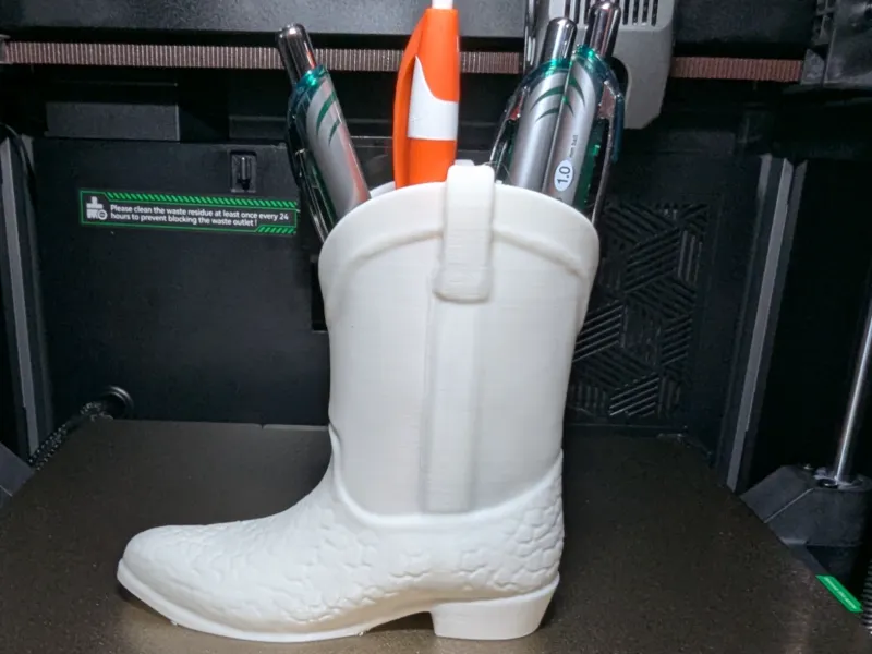 Portalápices o portabolígrafos con forma de bota de piel de serpiente