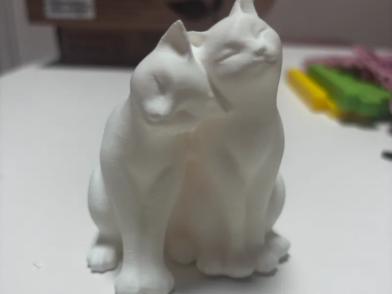 Dos gatos acariciándose